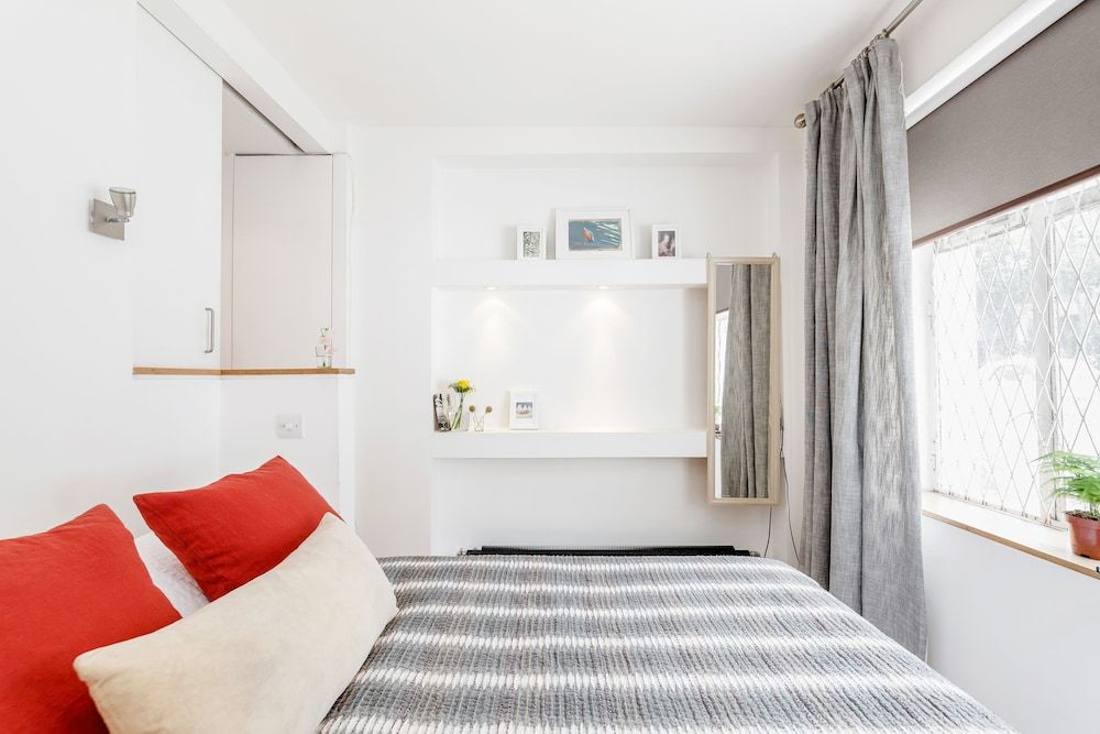 Modern Holland Park apartment One-Bedroom Apartment 11