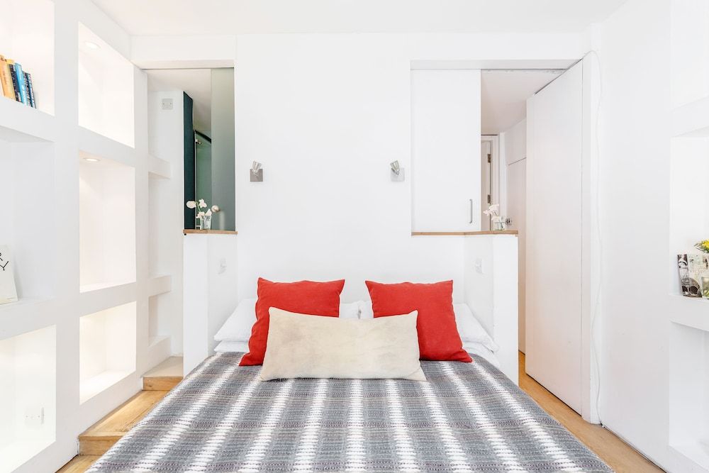 undefined Modern Holland Park apartment 9