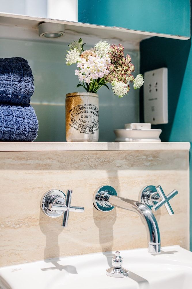 Modern Holland Park apartment One-Bedroom Apartment 27