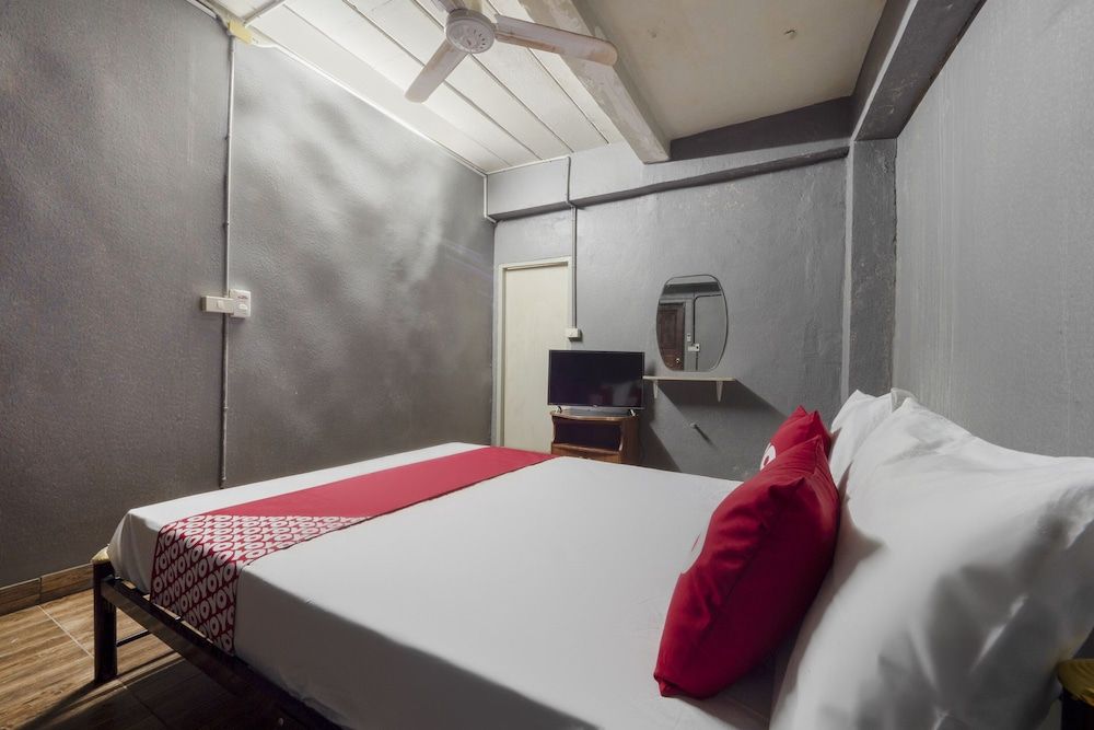 OYO 1066 Encore Sea Side Deluxe Double Room 4