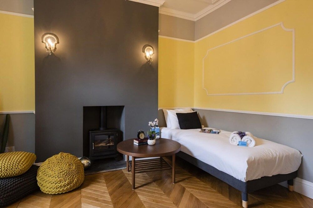 undefined ICS - Stylish Hyde Park Gem 10