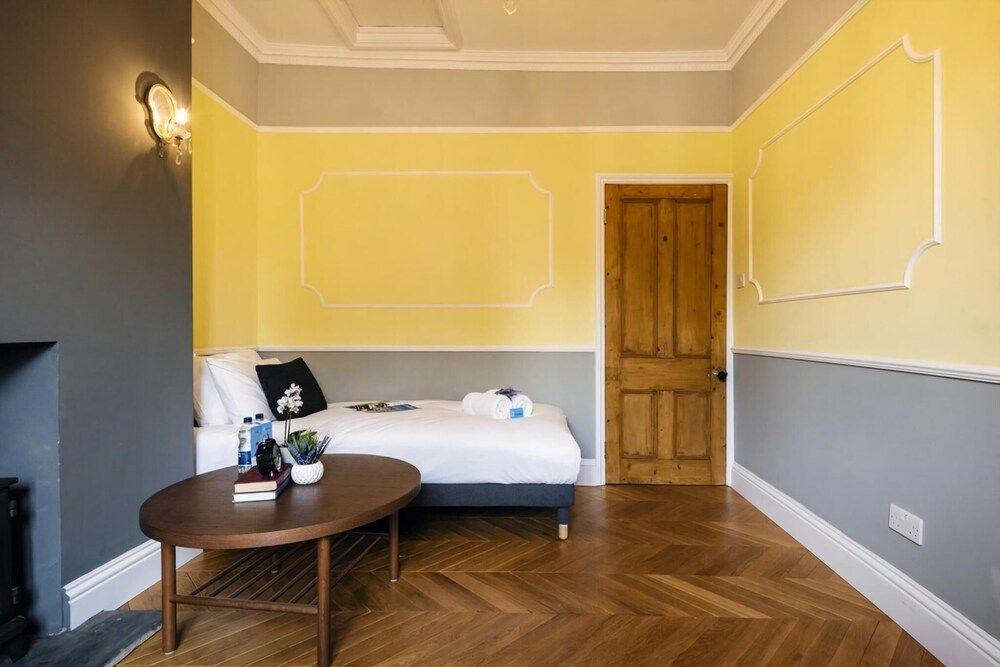 undefined ICS - Stylish Hyde Park Gem 9