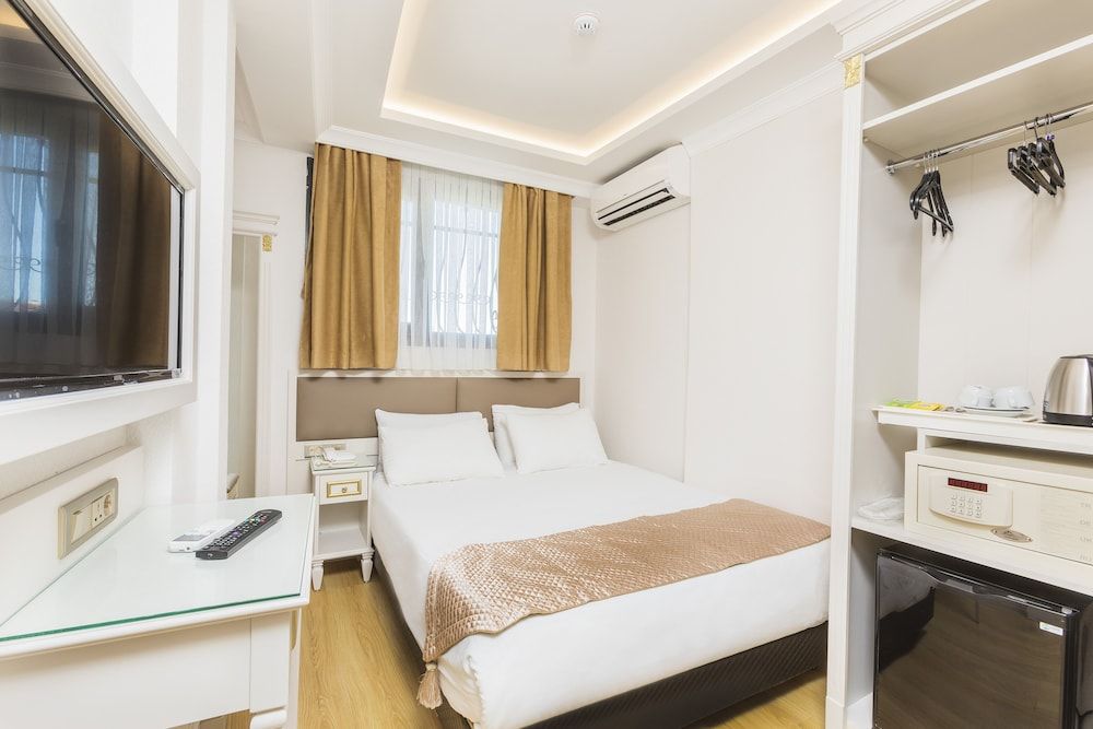 undefined City Hall Hotel 9