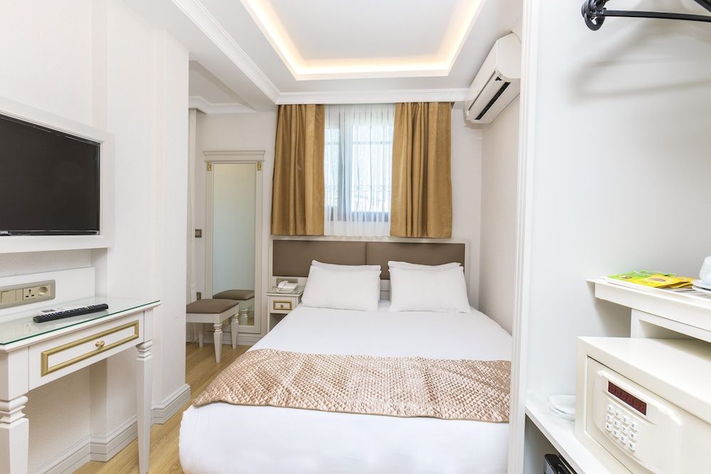 undefined City Hall Hotel 3