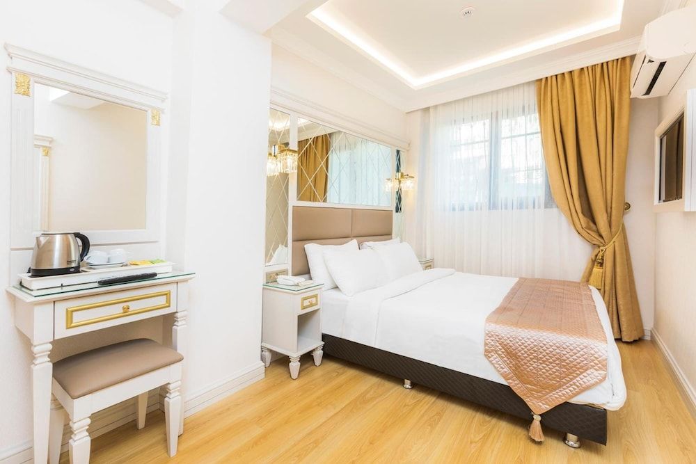 undefined City Hall Hotel 8