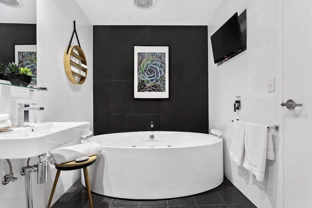 Deep Soaking Bathtub