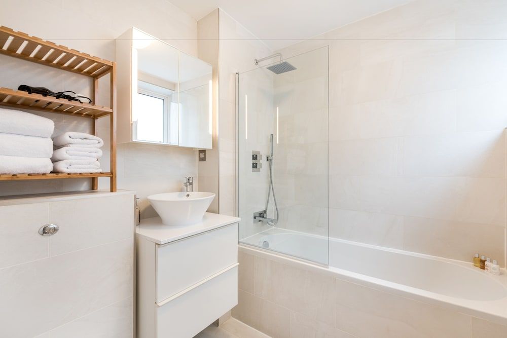 Buckingham & Lloyds The Kensington Gardens 8