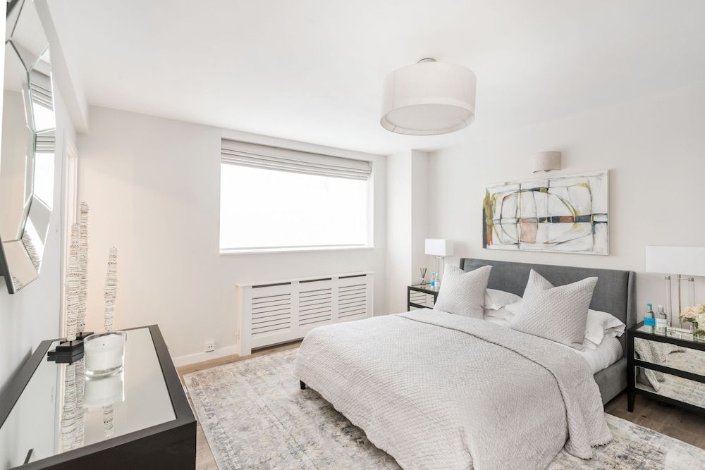 Buckingham & Lloyds The Kensington Gardens 2