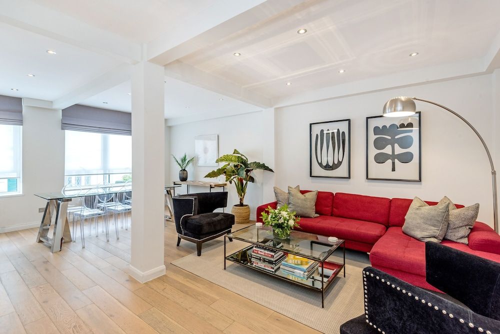 undefined Buckingham & Lloyds 3