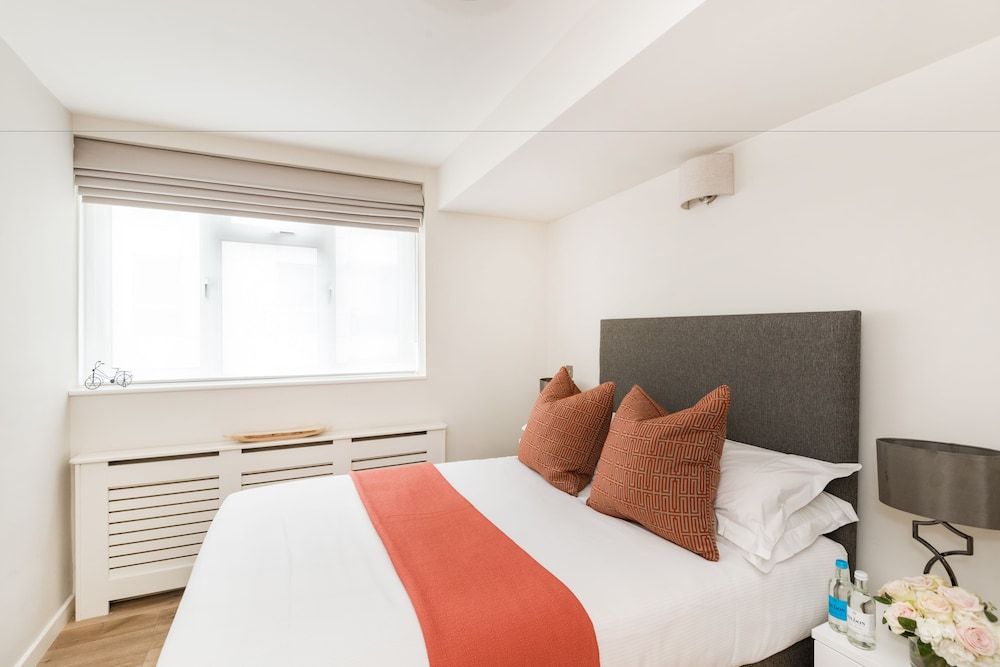 Buckingham & Lloyds The Kensington Gardens 4