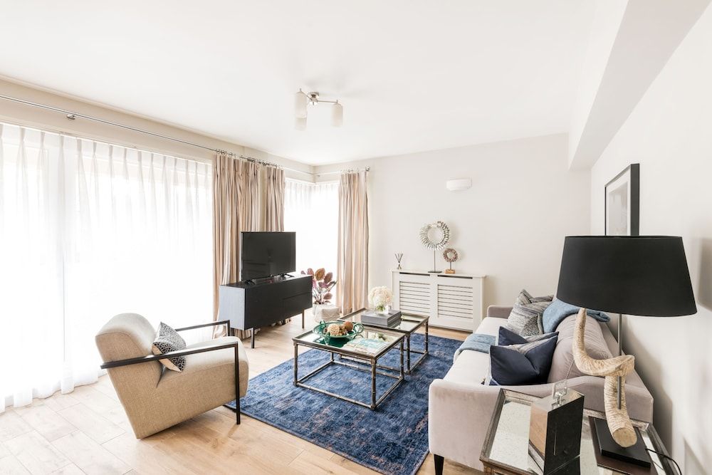 Buckingham & Lloyds The Kensington Gardens 6