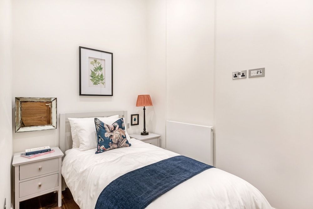 undefined Buckingham & Lloyds 8