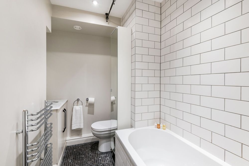 Buckingham & Lloyds The Pug Apartment 8