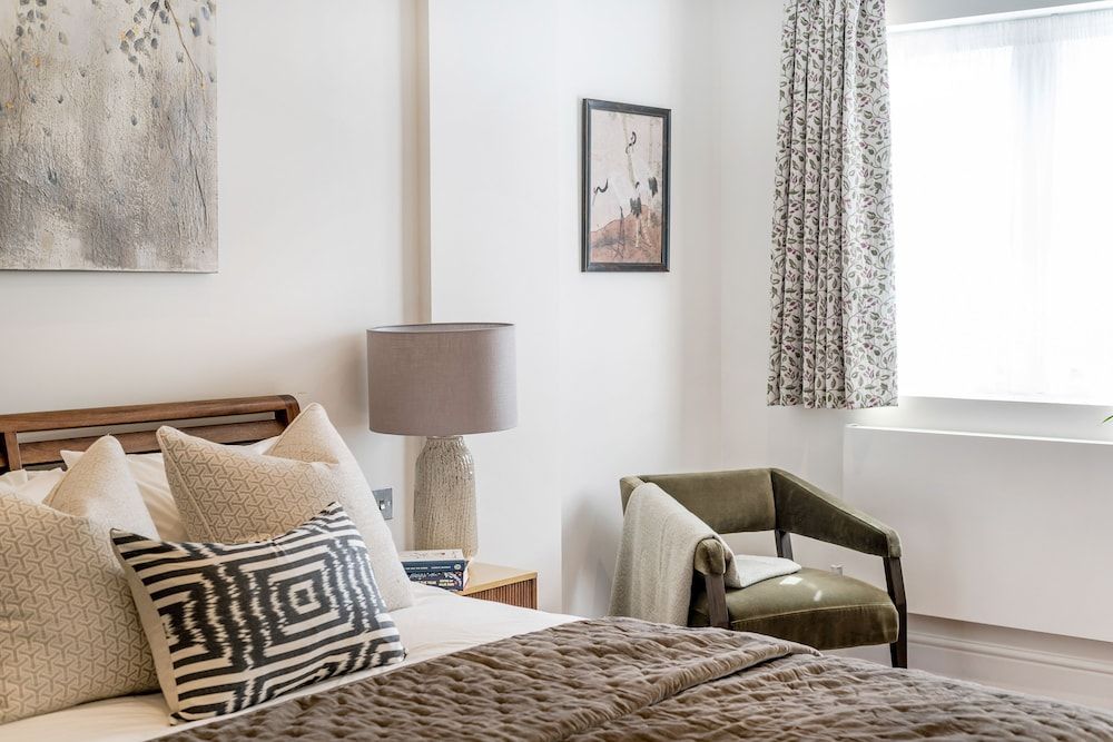 undefined Buckingham & Lloyds 10