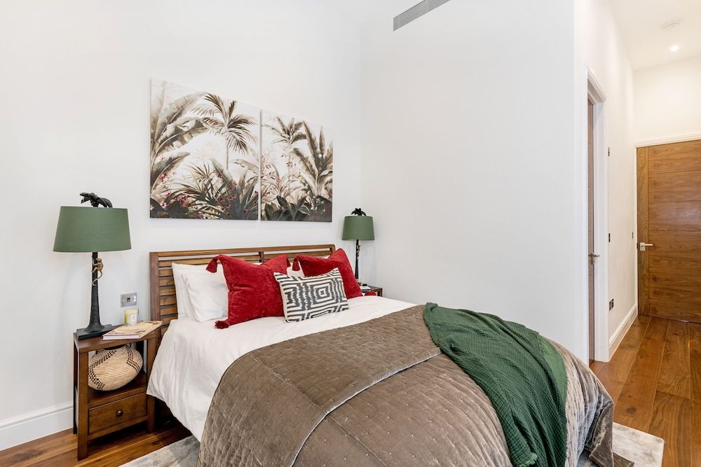 undefined Buckingham & Lloyds 9