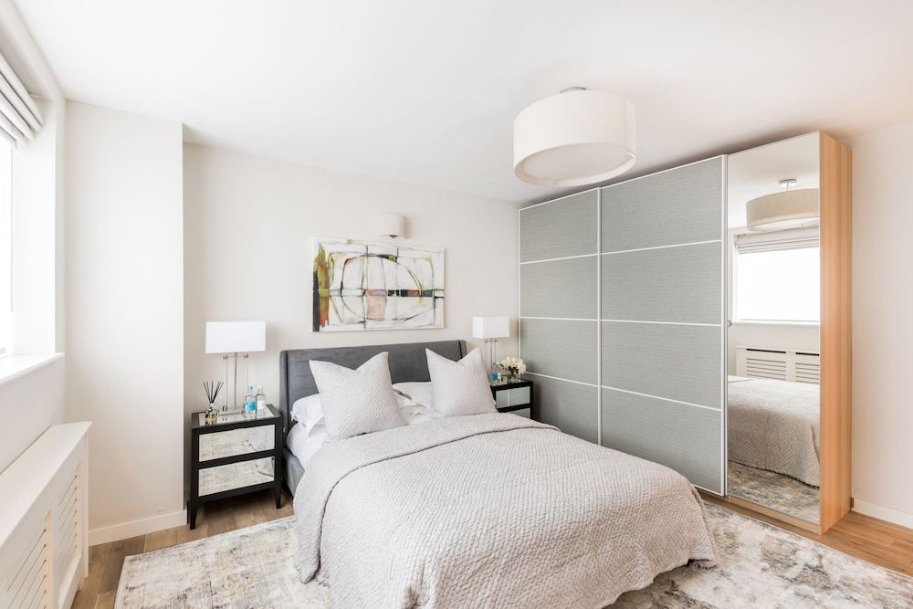 Buckingham & Lloyds The Kensington Gardens 3