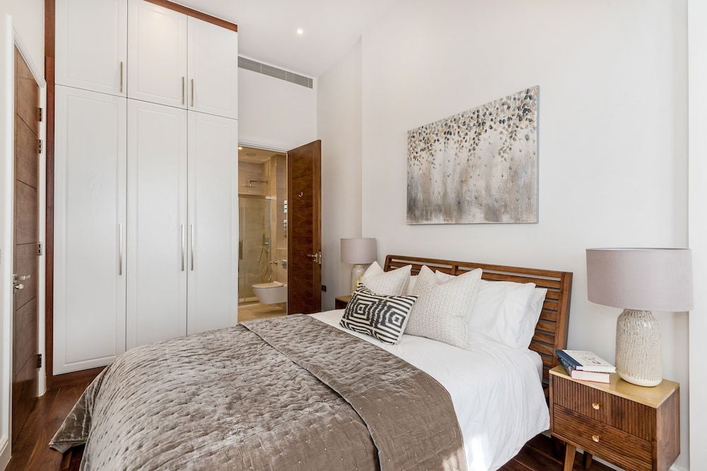 undefined Buckingham & Lloyds 7