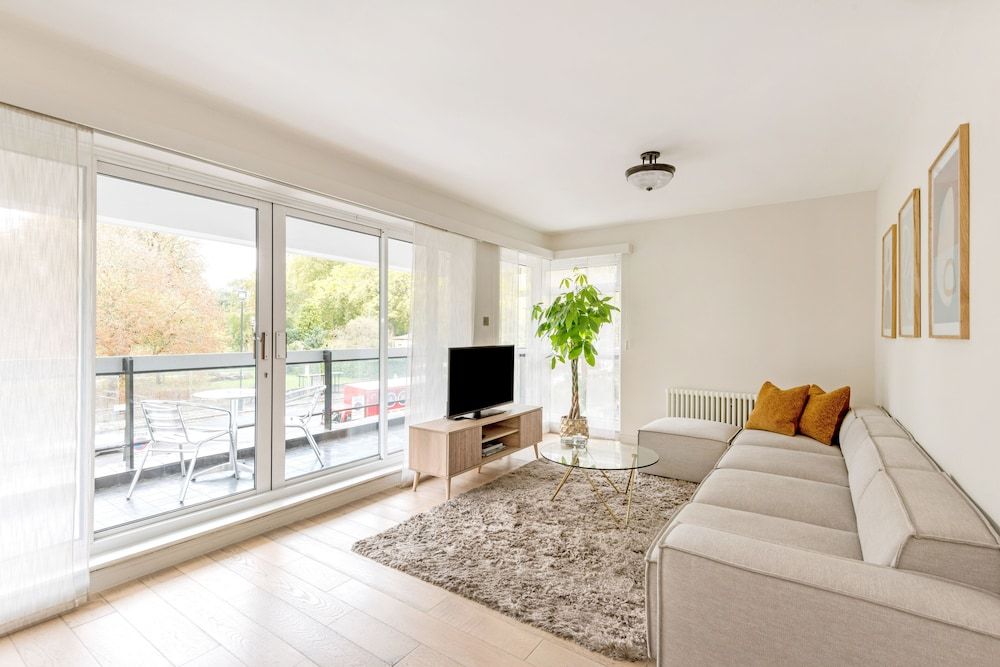 Buckingham & Lloyds The Pug Apartment 9