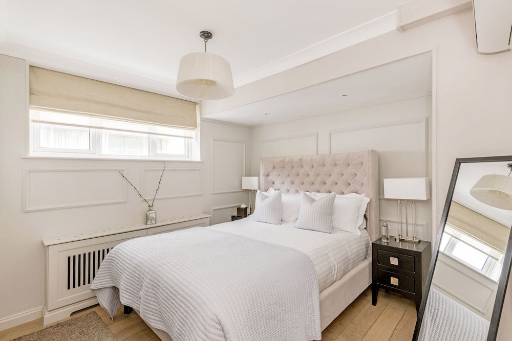 Buckingham & Lloyds The Pug Apartment 4