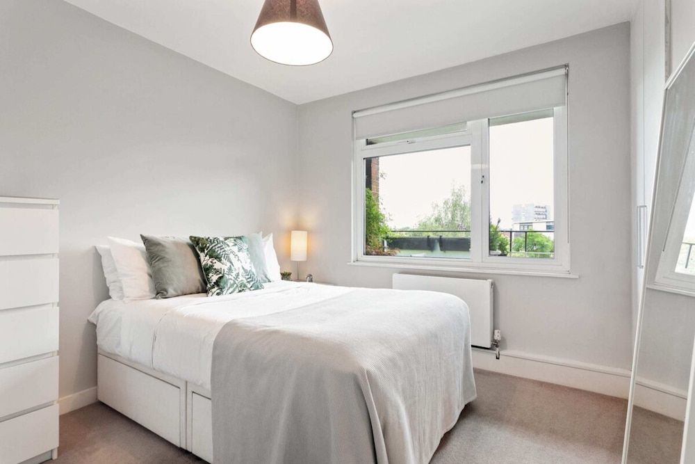 undefined Lovely 2 Bed Apartment w Balcony nr River Thames 3