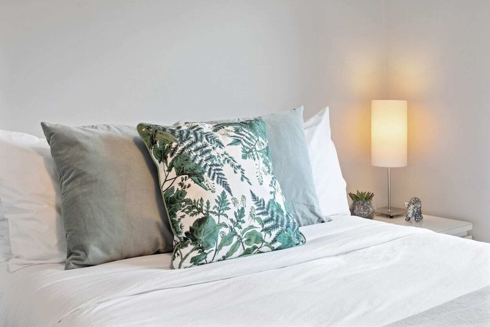 undefined Lovely 2 Bed Apartment w Balcony nr River Thames 10