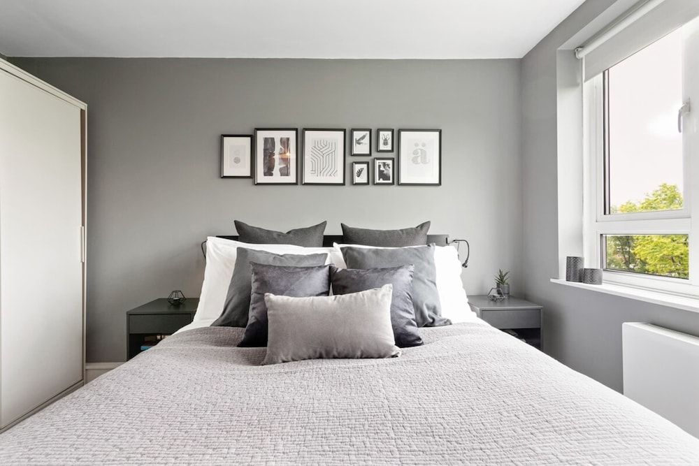 undefined Lovely 2 Bed Apartment w Balcony nr River Thames 2