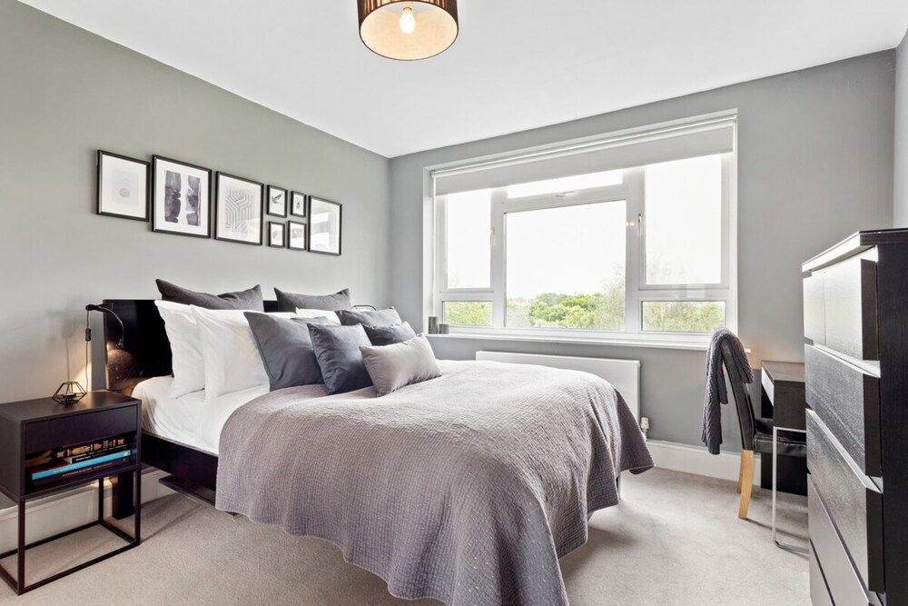 undefined Lovely 2 Bed Apartment w Balcony nr River Thames 9