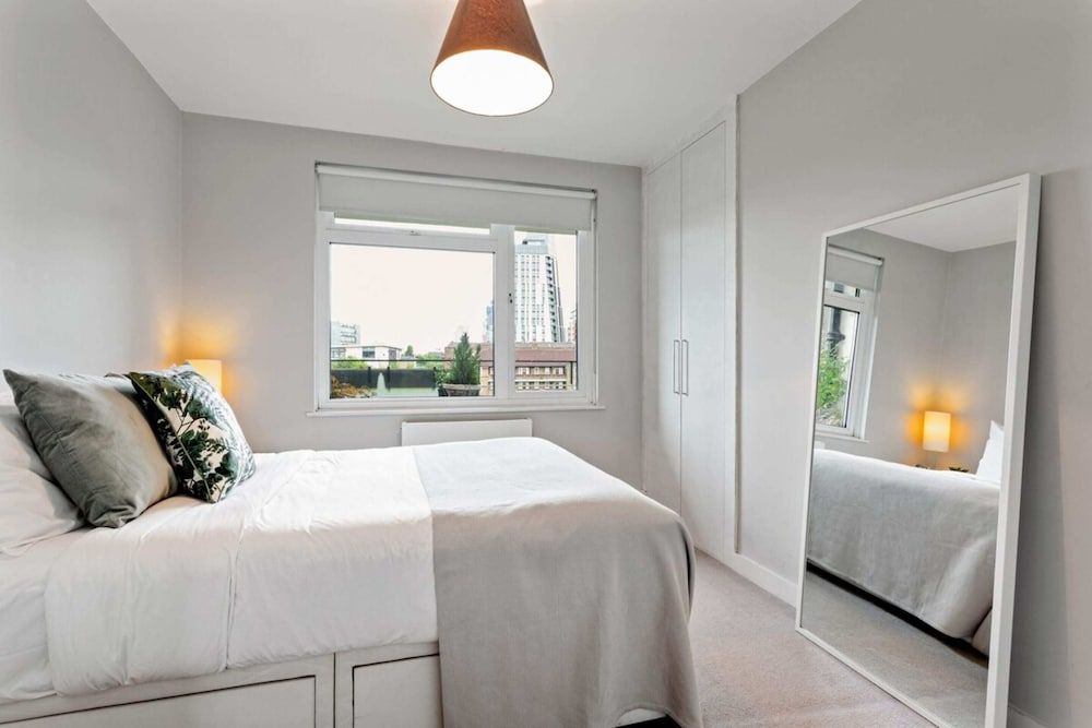 undefined Lovely 2 Bed Apartment w Balcony nr River Thames 6