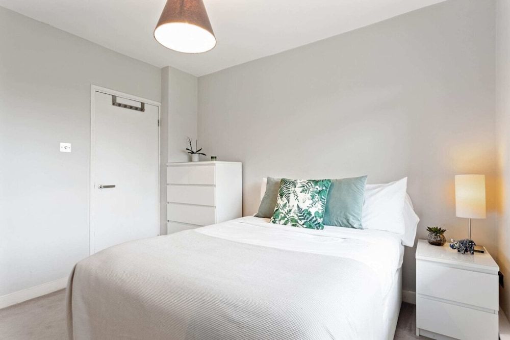 undefined Lovely 2 Bed Apartment w Balcony nr River Thames 4