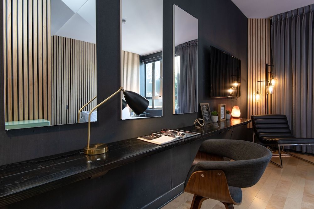 The Audemar Deluxe Room 8