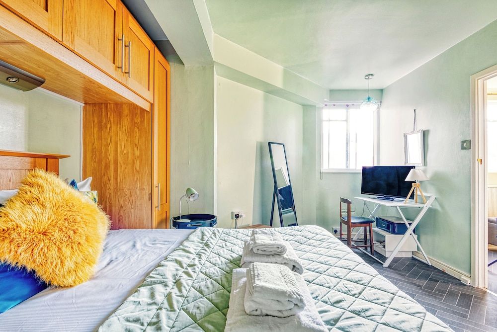 Warm and Welcoming Home in Putney by Underthedoormat Apartment (1 Bedroom) 2