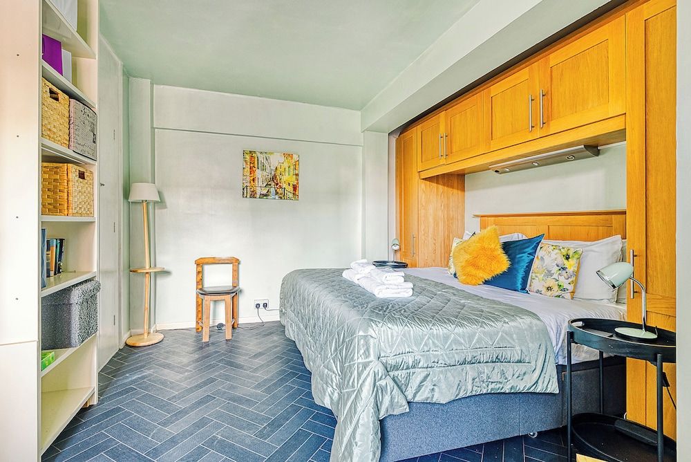 Warm and Welcoming Home in Putney by Underthedoormat Apartment (1 Bedroom) 6