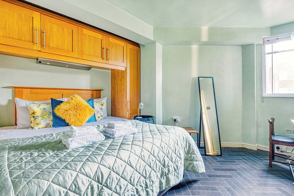 Warm and Welcoming Home in Putney by Underthedoormat Apartment (1 Bedroom) 4