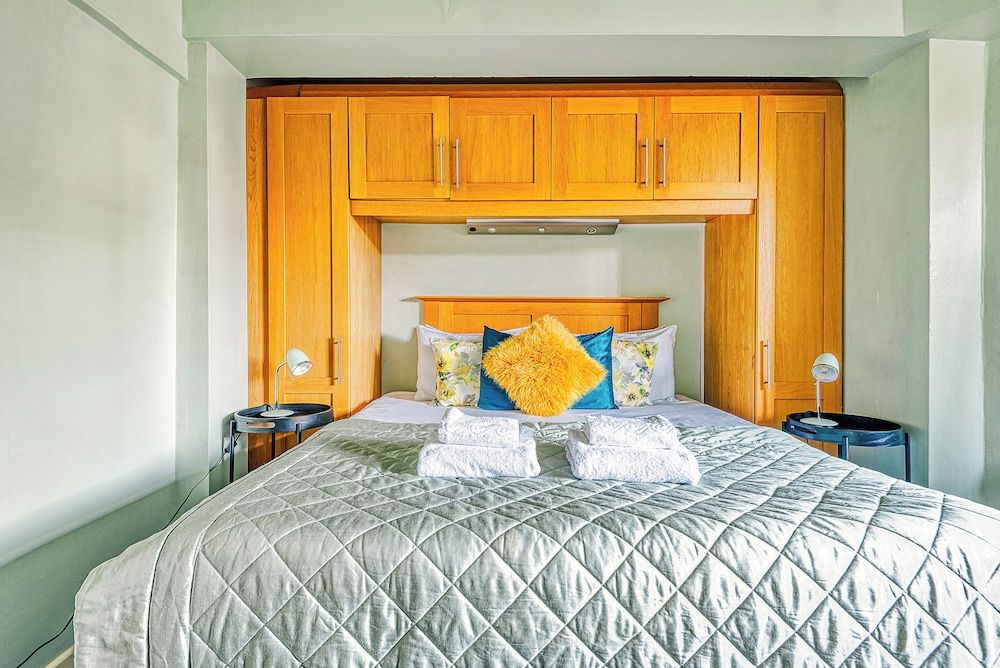 Warm and Welcoming Home in Putney by Underthedoormat Apartment (1 Bedroom) 5