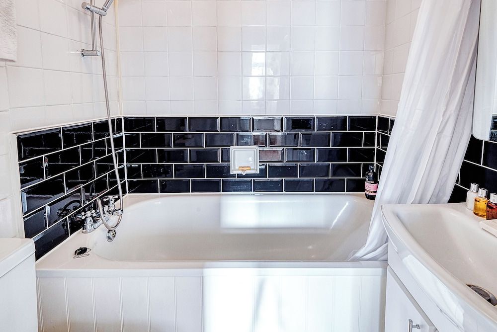 Warm and Welcoming Home in Putney by Underthedoormat Apartment (1 Bedroom) 11