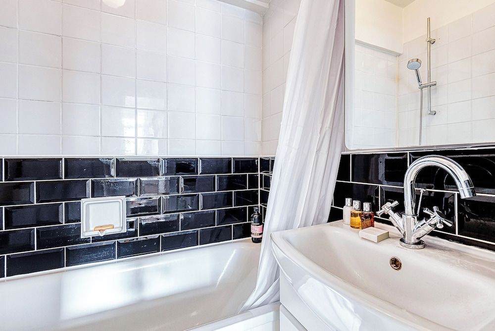 Warm and Welcoming Home in Putney by Underthedoormat Apartment (1 Bedroom) 9