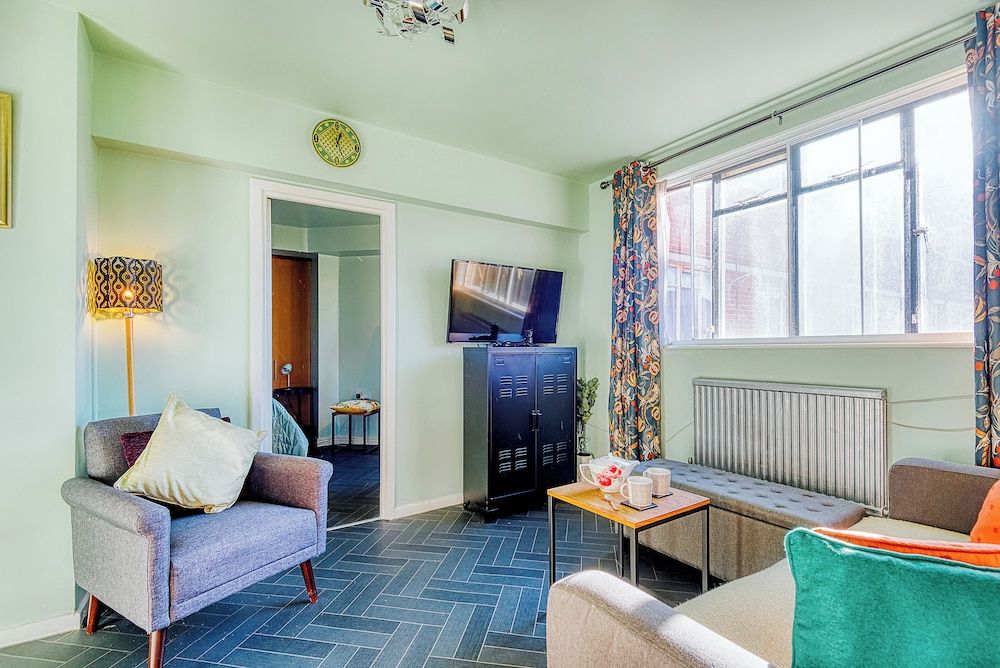 Warm and Welcoming Home in Putney by Underthedoormat Apartment (1 Bedroom) 13