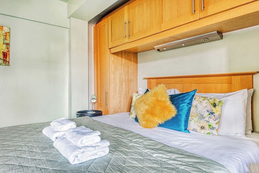 undefined Warm and Welcoming Home in Putney by Underthedoormat 2