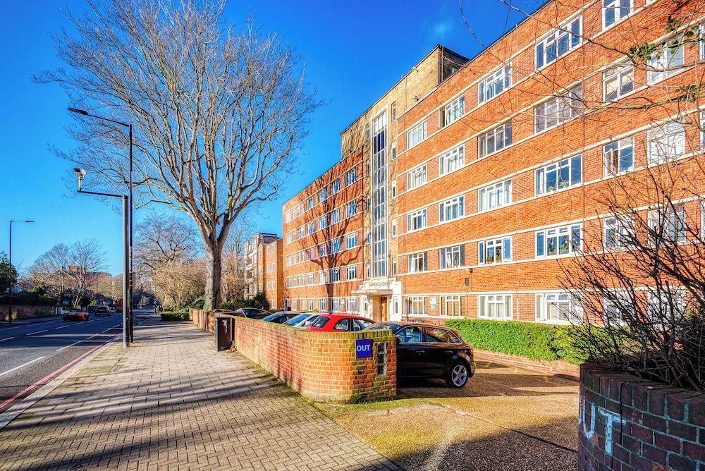 undefined Warm and Welcoming Home in Putney by Underthedoormat 4