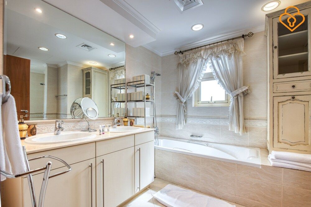 Beautiful Large 4 B/R Villa W/ Pool Jumeirah Island Villa, 4 Bedrooms (Villa 3) 24
