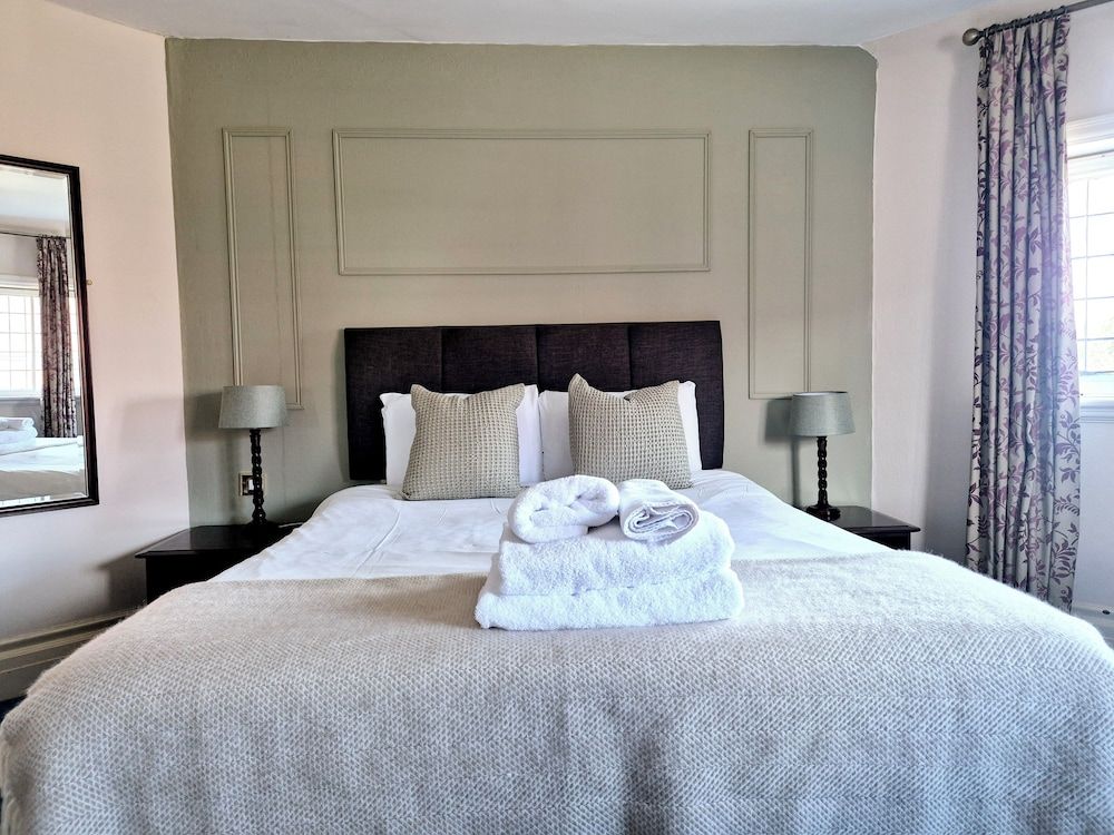 The Devil's Punchbowl Hotel Standard Double Room 3