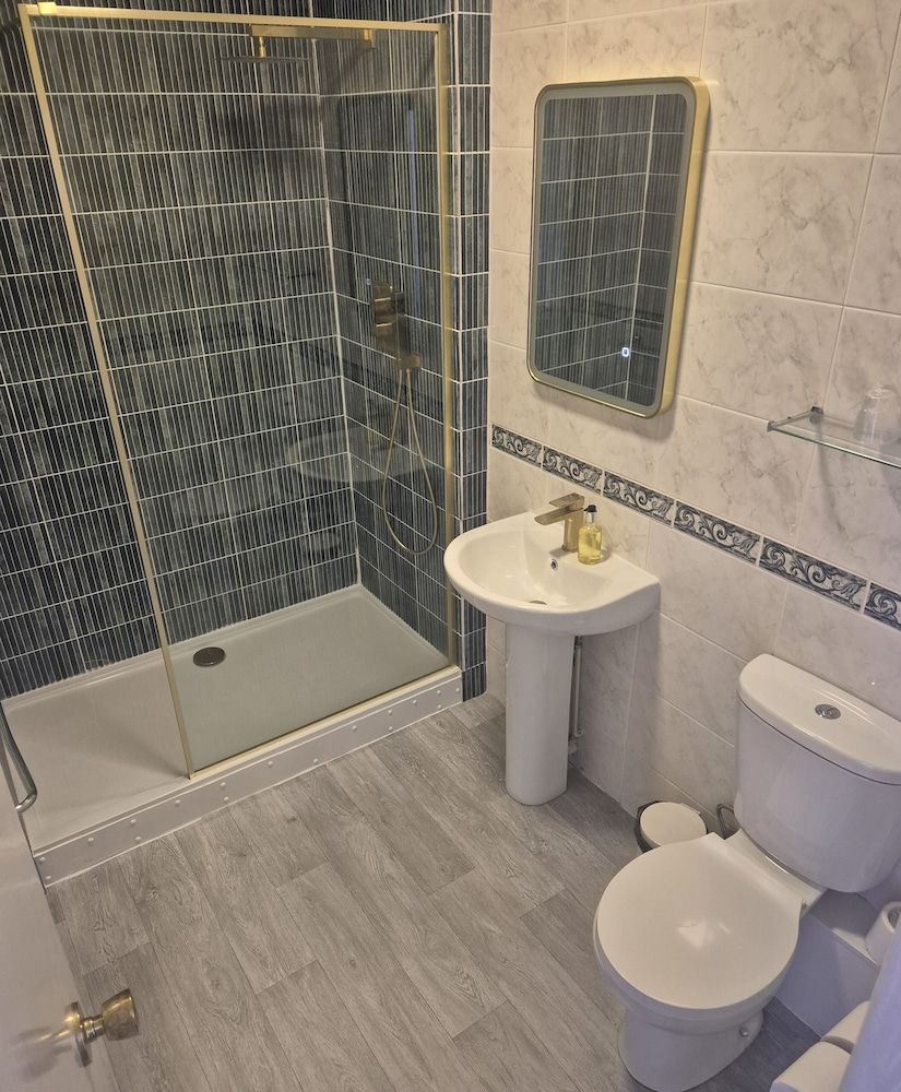 The Devil's Punchbowl Hotel Standard Double Room 9