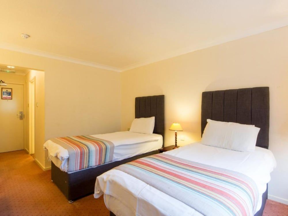 The Devil's Punchbowl Hotel Standard Twin Room