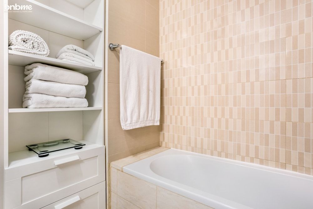 bnbme | The Medalist | 1 BDR Deluxe Apartment 4