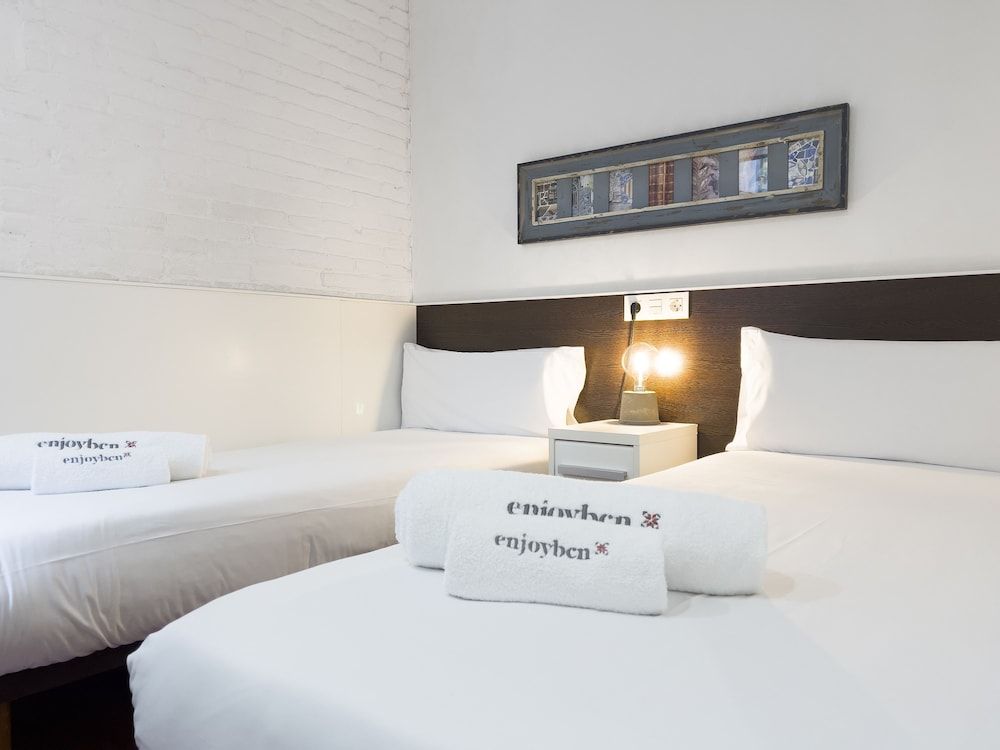 Enjoybcn Gaudi Apartments Superior Apartment, 2 Bedrooms, Pool Access, City View 2