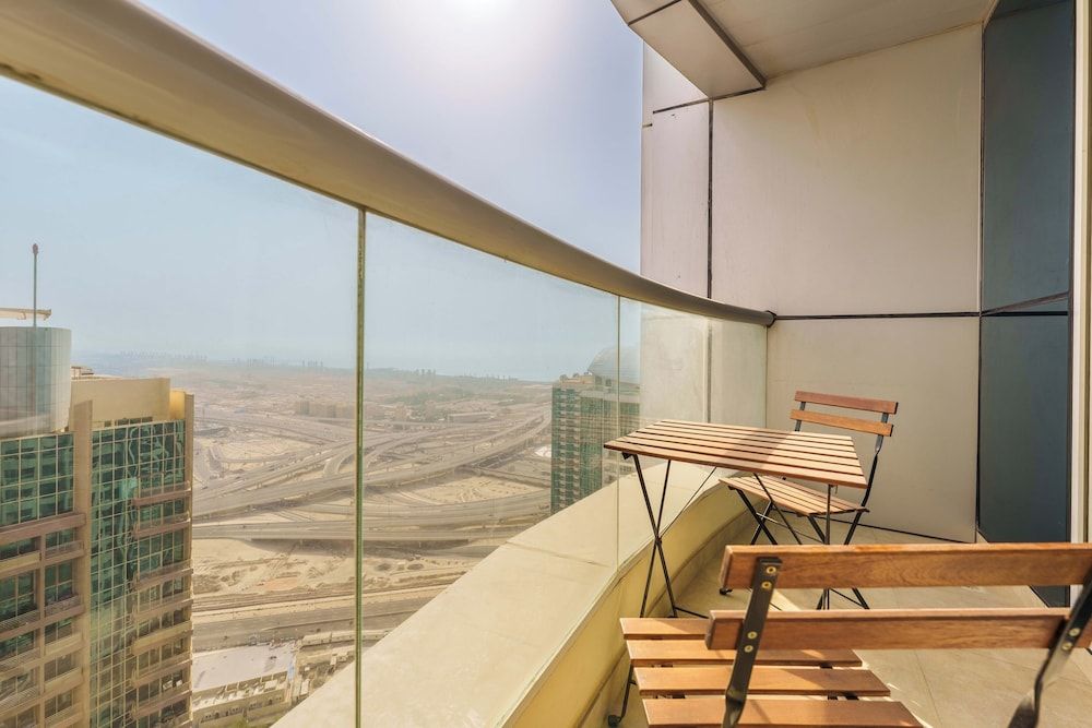 Maison Privee - Lovely Apt w/ Lake Walkways Close to JBR Beach