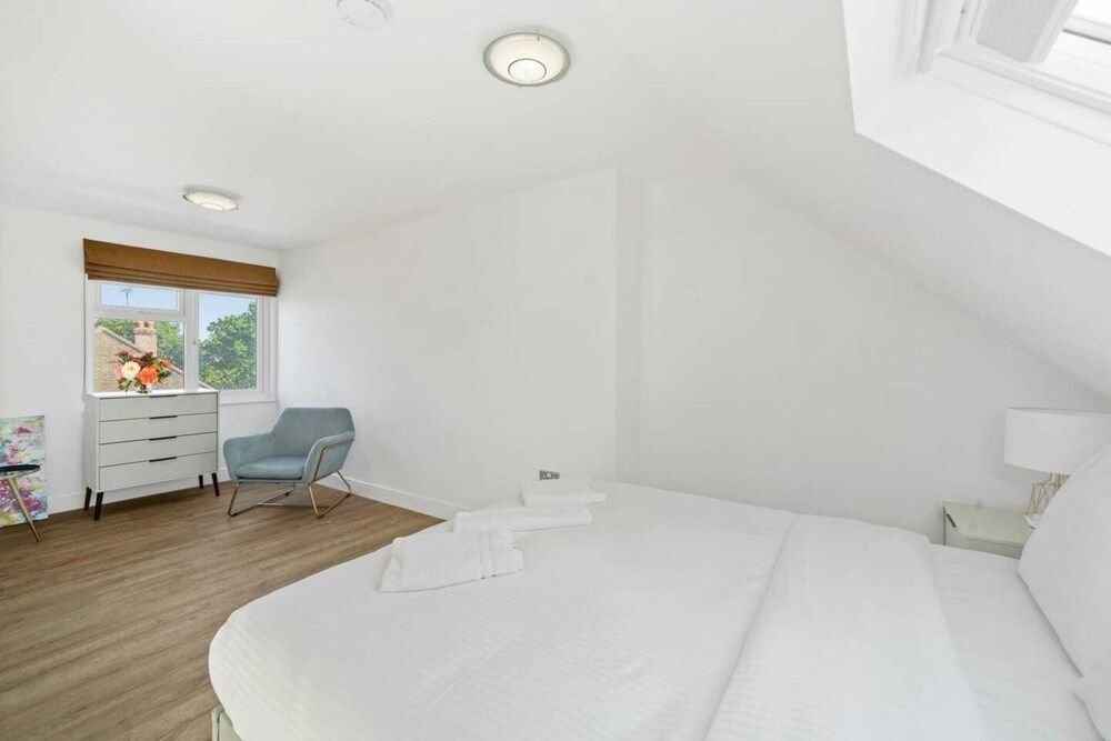 undefined Gorgeous 3 Bedroom Duplex Apartment in West London 7