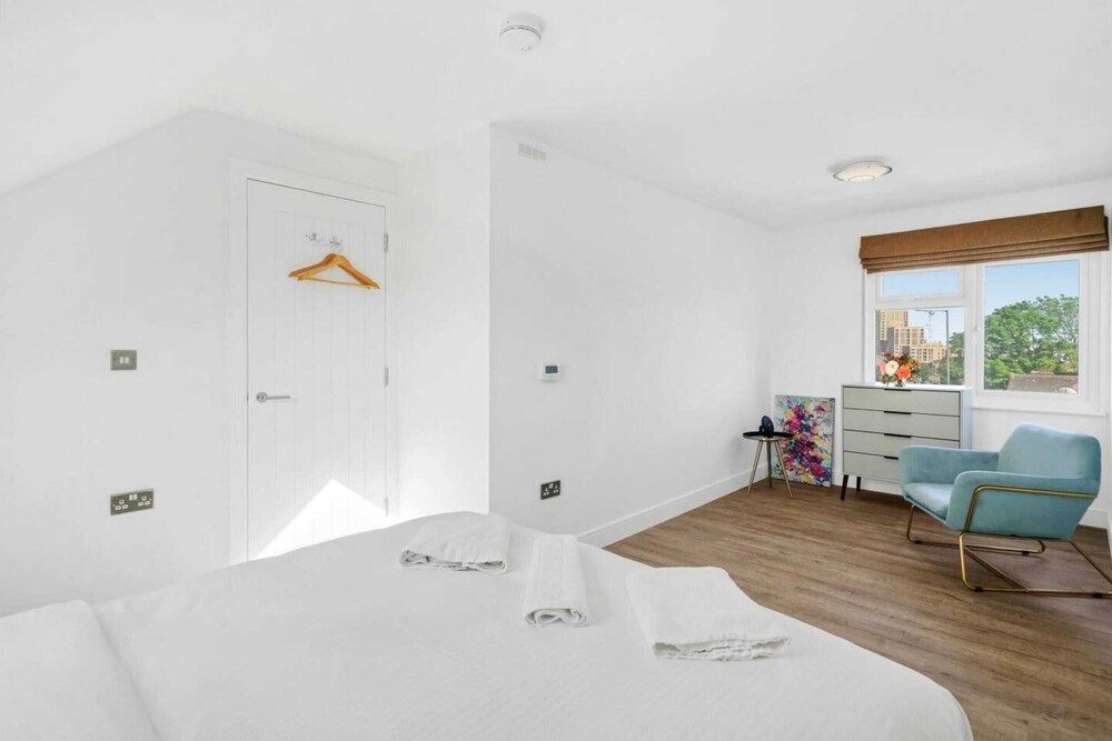 undefined Gorgeous 3 Bedroom Duplex Apartment in West London 6