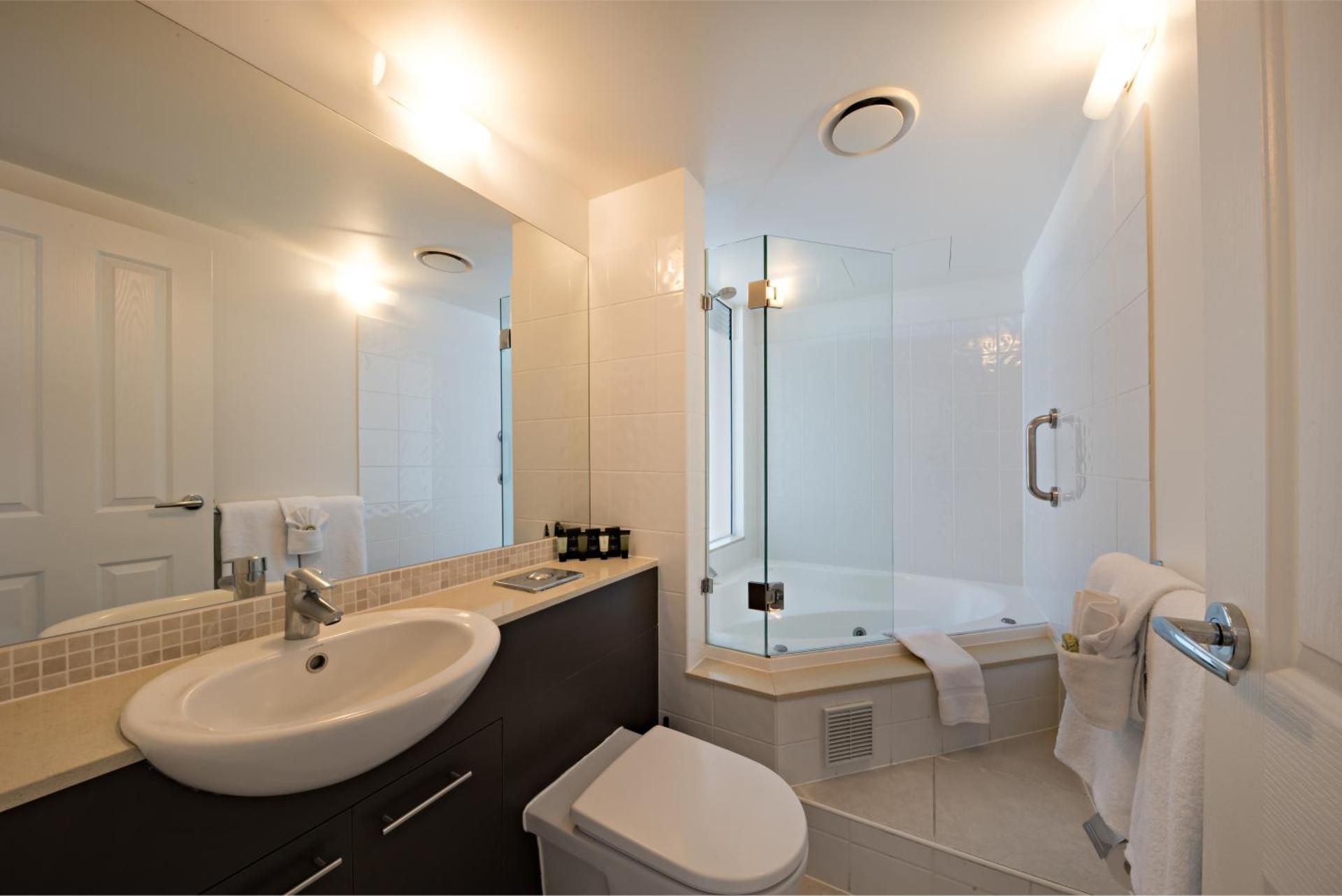One Bedroom Pool Access Suite with Spa Bath