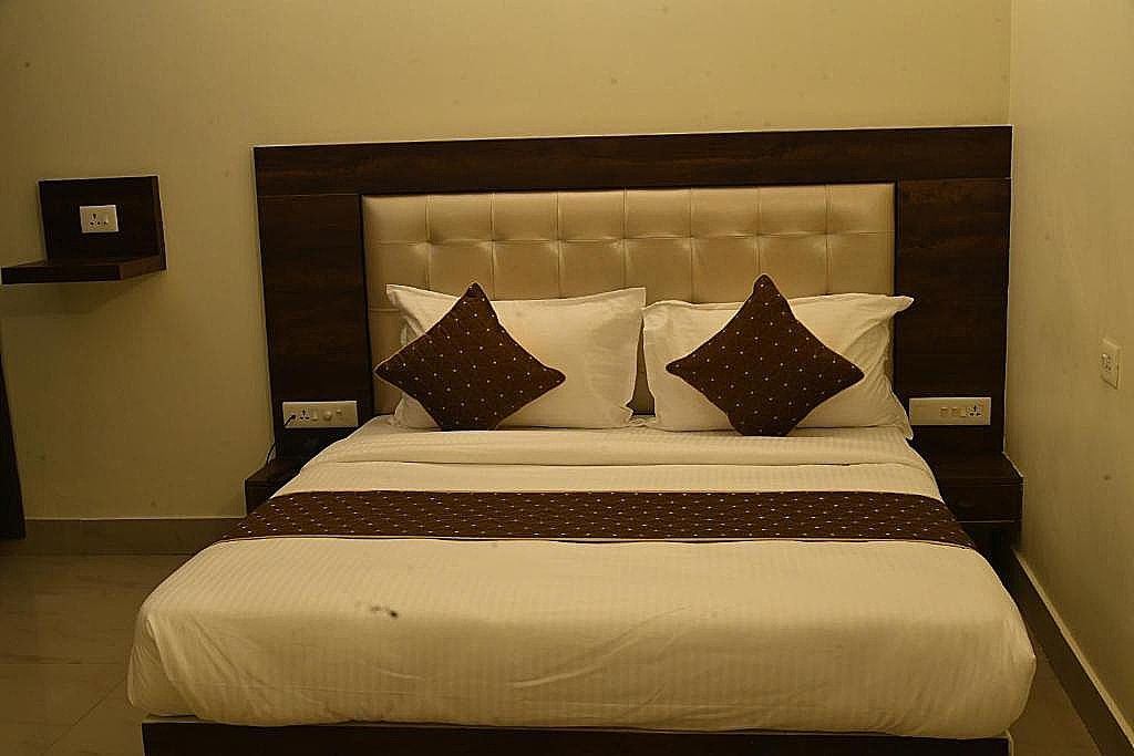 ADVAITHA RESIDENCY (Unmarried couple not allowed) Standard Double Room 4